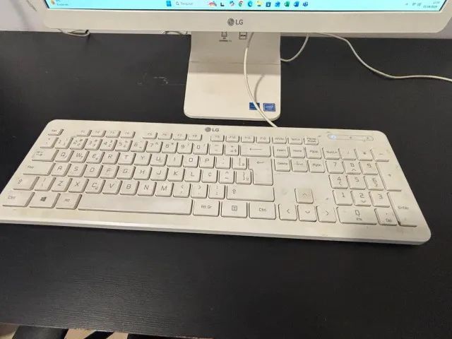 Mesa de Computador + Computador + Cadeira