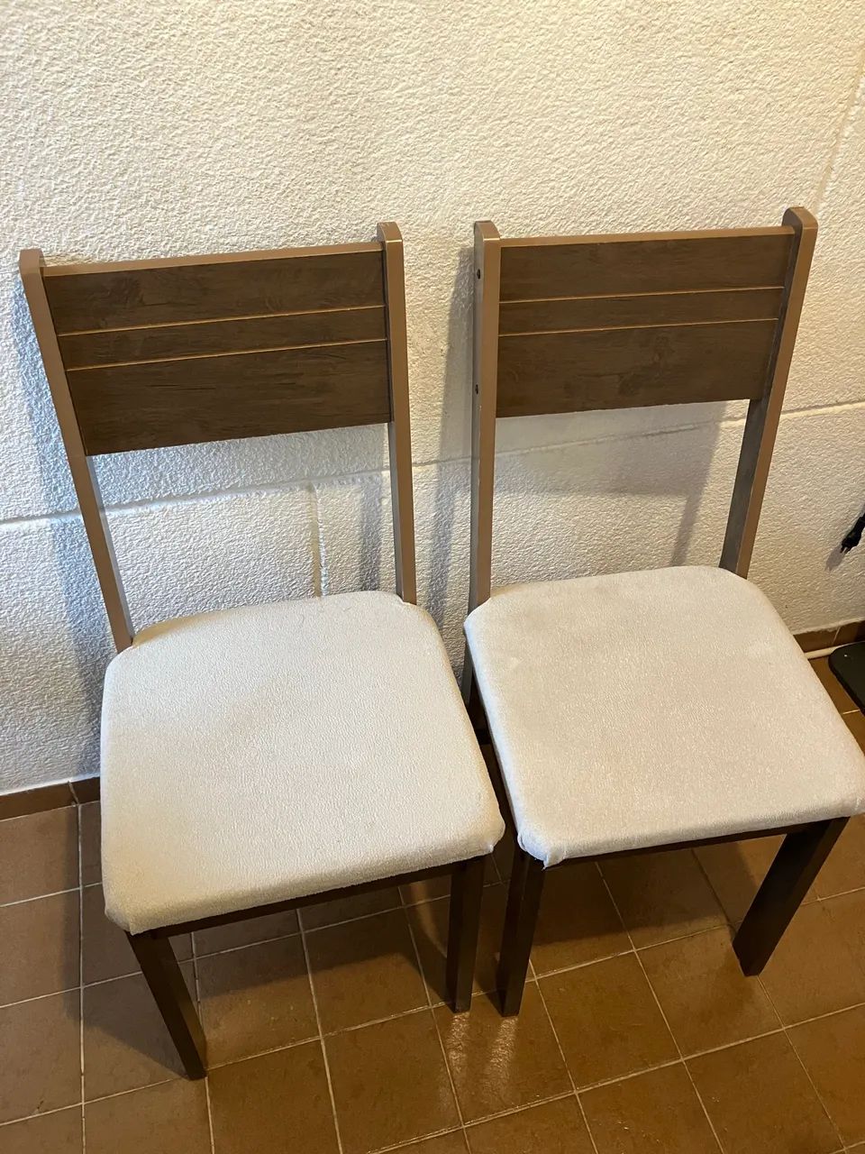 Mesa com quatro cadeiras - Foto 3