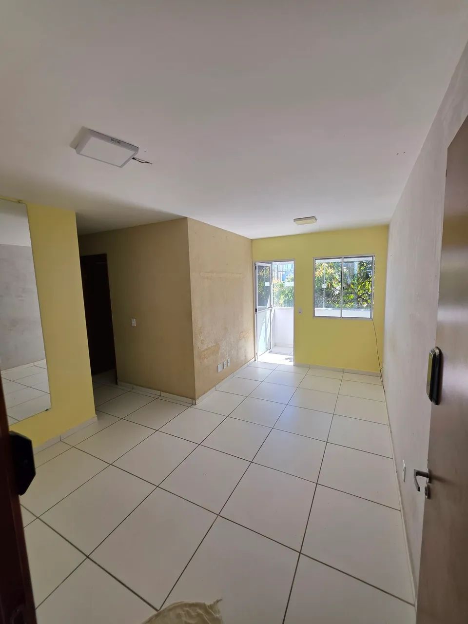 Vendo apto 2/4 - condomínio fechado 