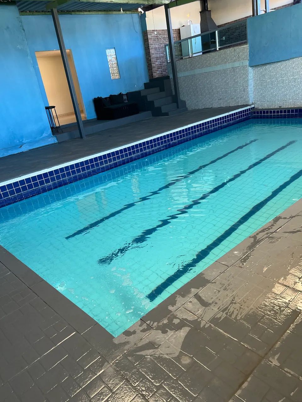 Espaço com piscina coberta e aquecida 