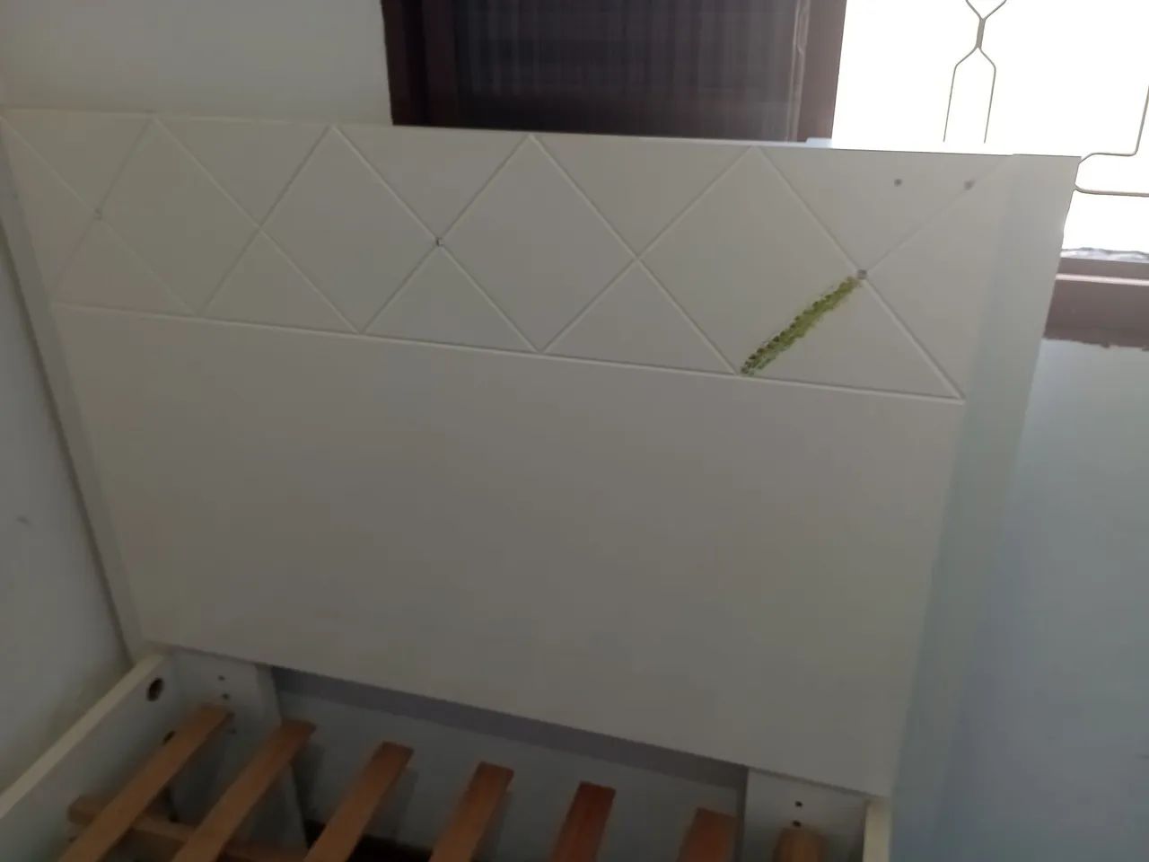 Cama de solteiro cor branca