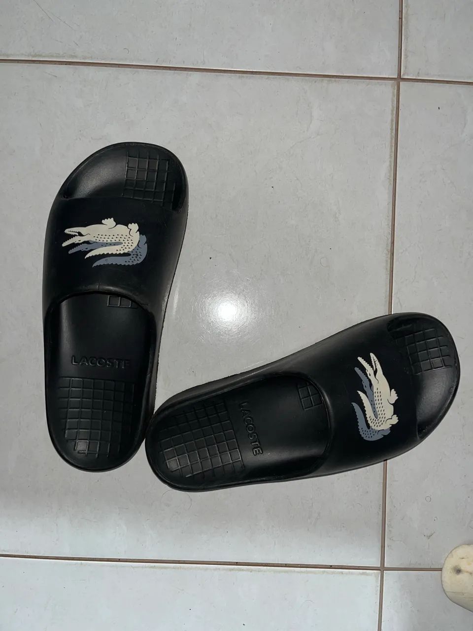 Chinelo slide Lacoste  - Foto 2