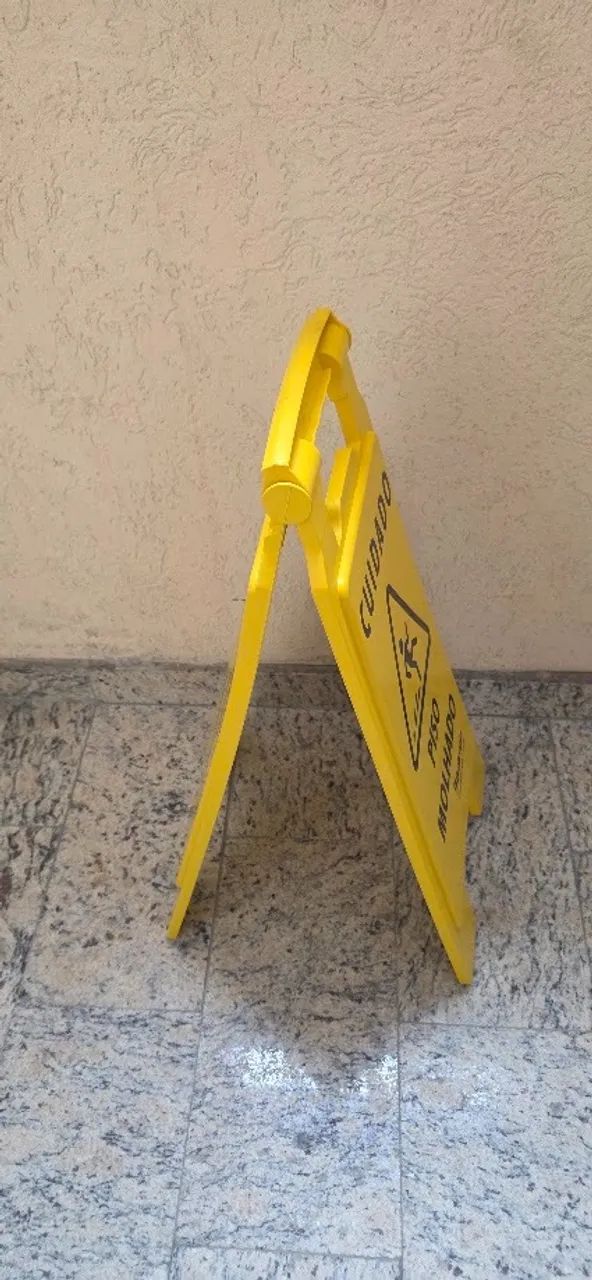Placa Sinalizadora Bralímpia Piso Molhado Compacta Amarela - Foto 2