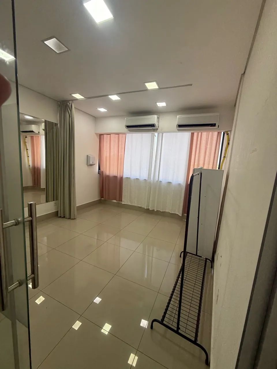 Sala comercial mobiliada 