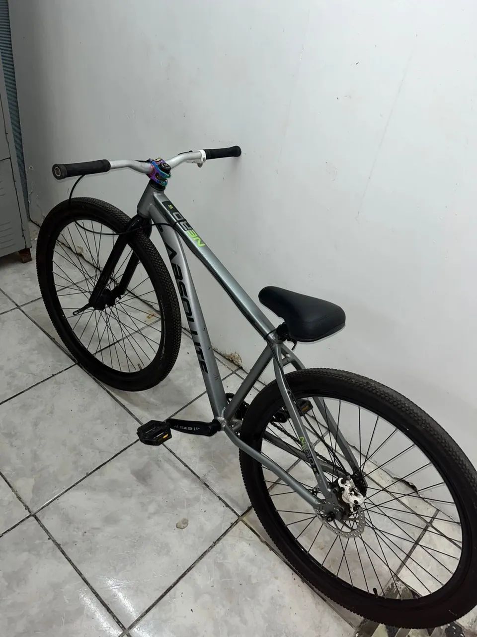 Bicicleta absoluta nero 5 montada 