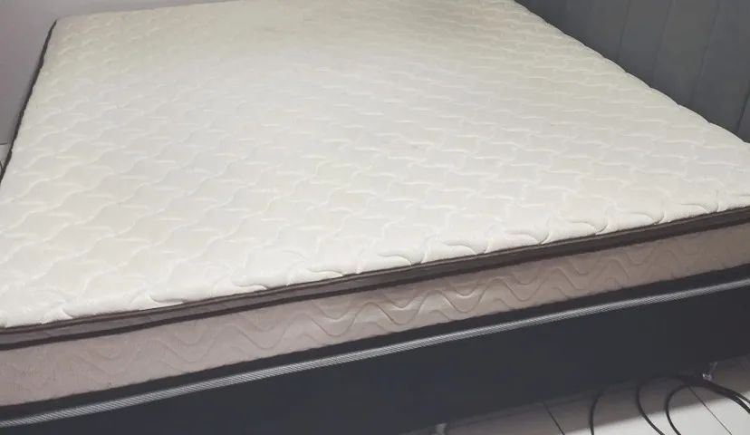 Cama king size ótima