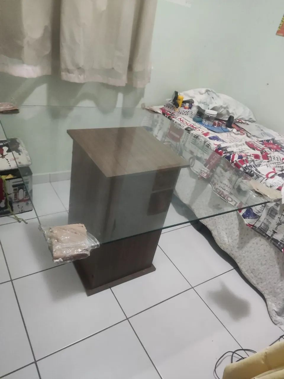 Mesa com tampa de vidro quatro lugares