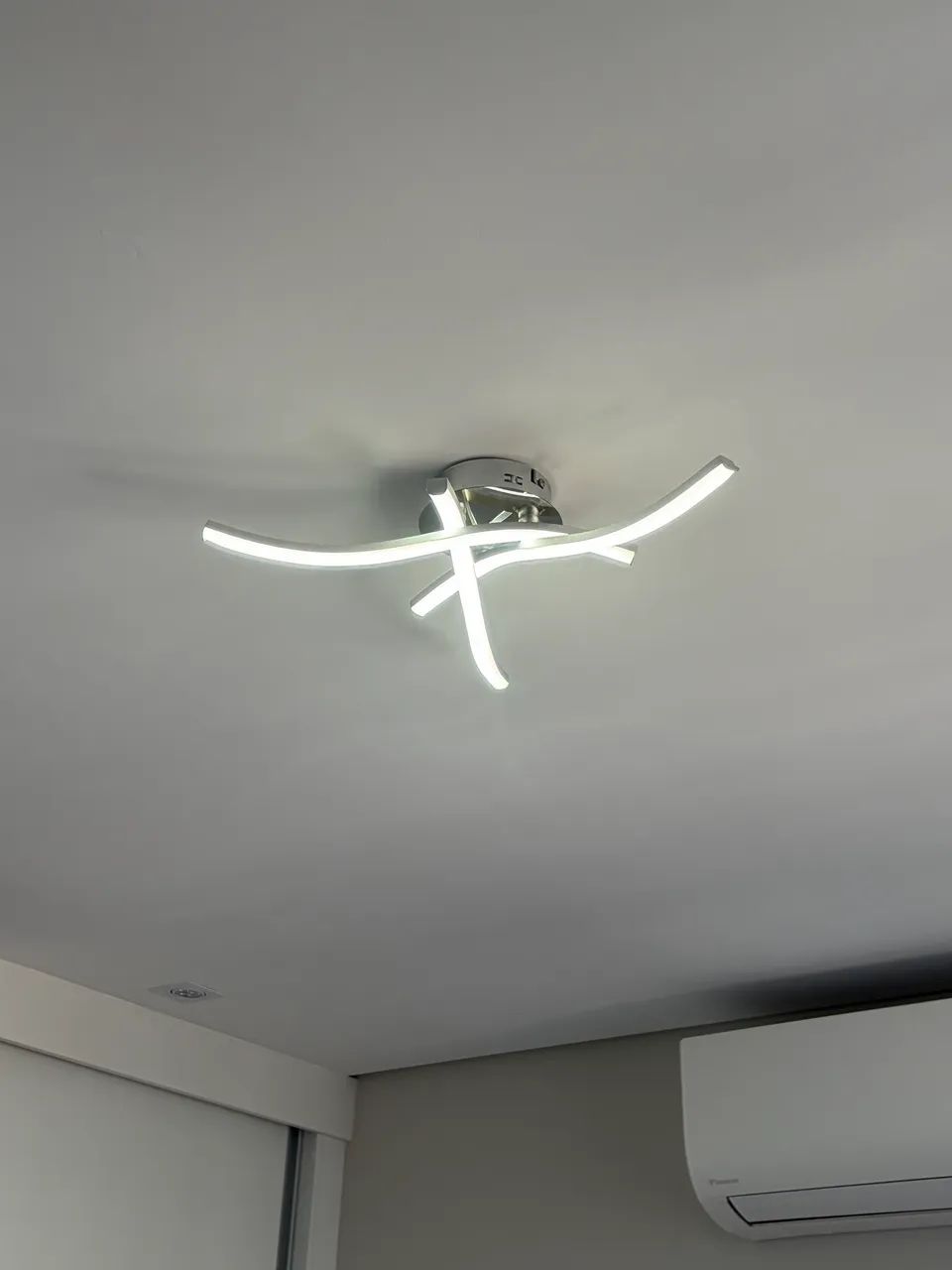 Luminária Led com design curvo  - Foto 2