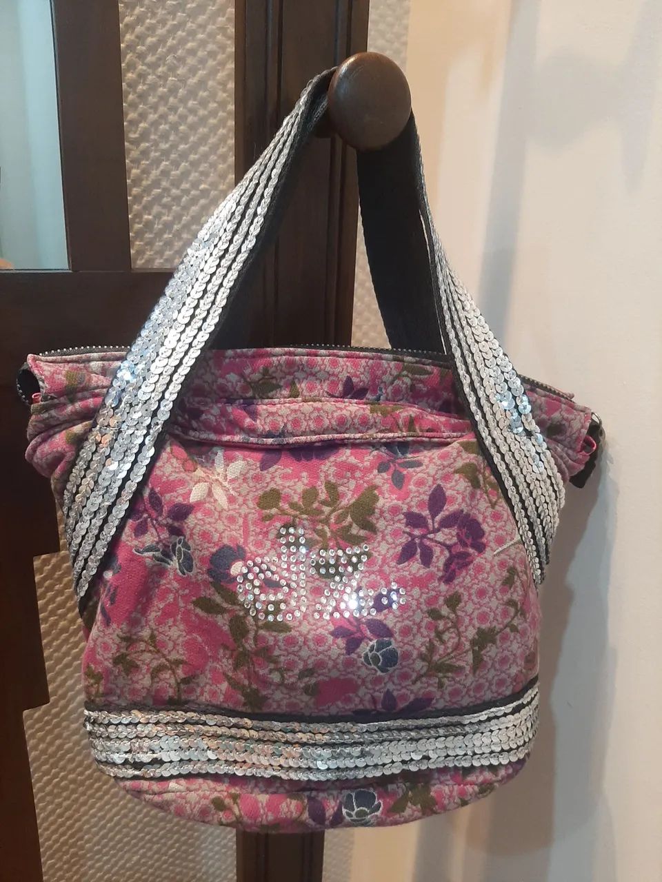Bolsa DZ floral com paetês. DZARM - HERING.