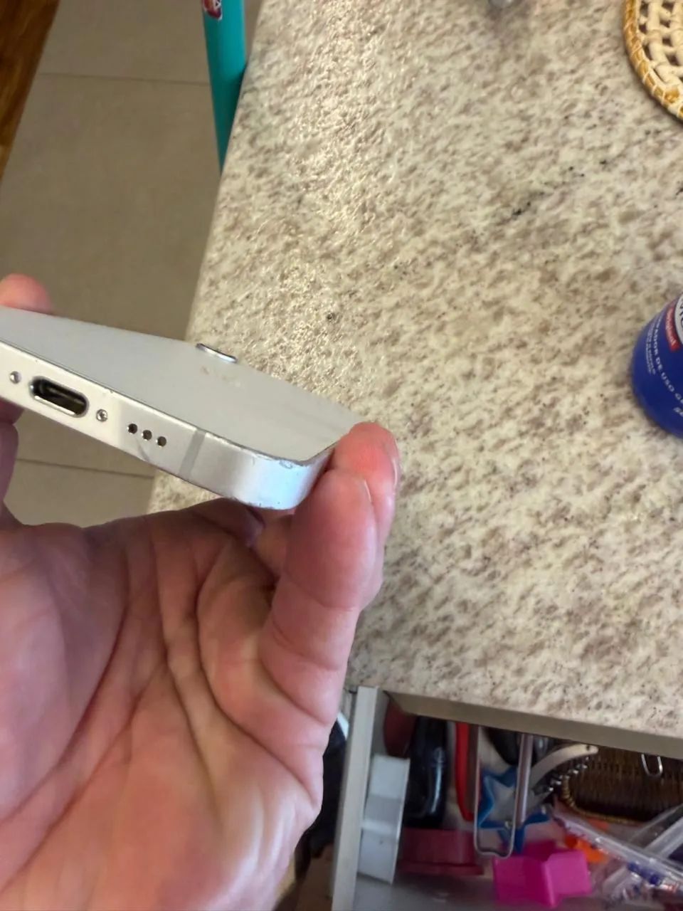 iPhone 16e 128GB branco c/ detalhes  - Foto 3