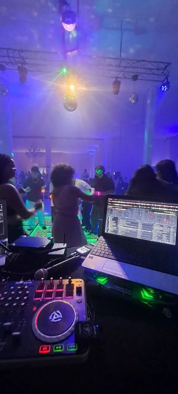 Som, jogo de luz, piso de led e dj