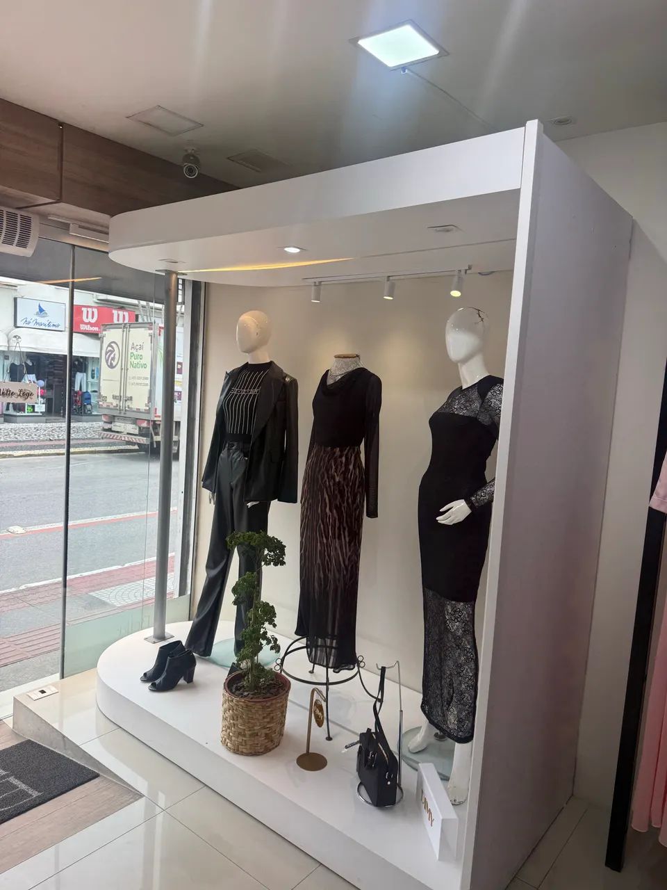 Vitrine iluminada, perfeito estado!