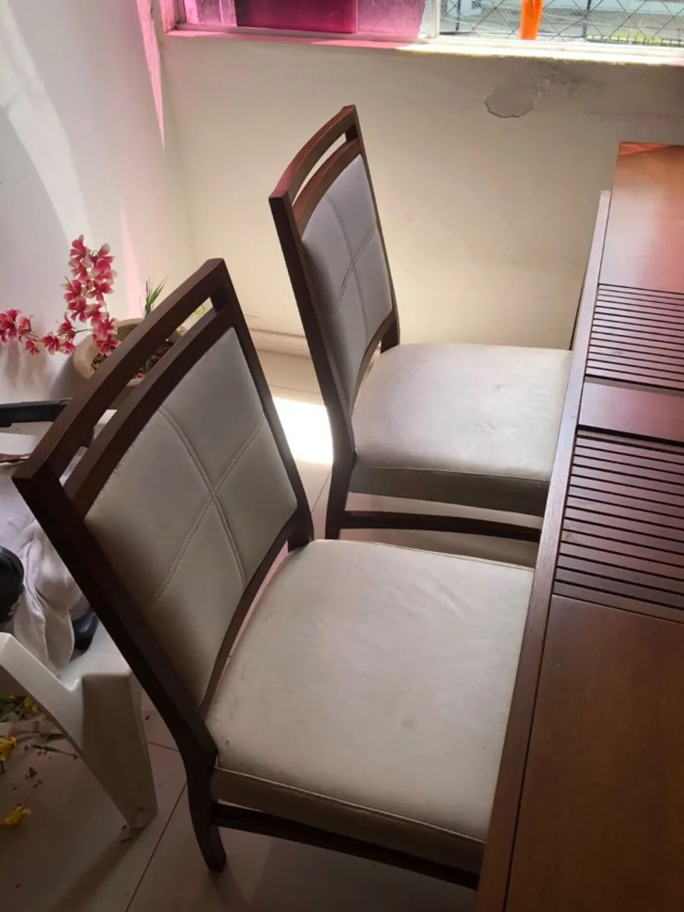 Mesa de madeira + quatro cadeiras - Foto 4