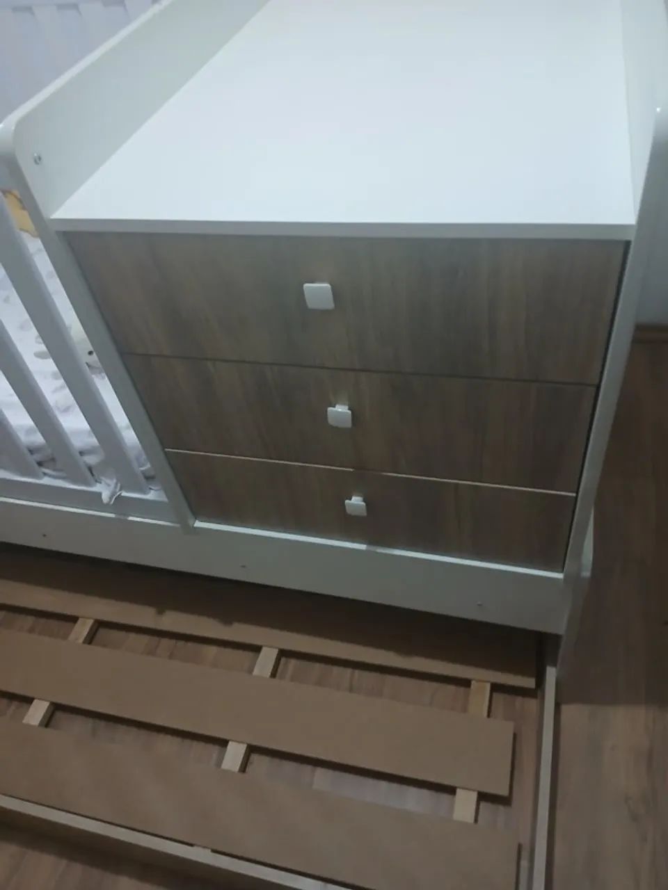 Berço Multifuncional com Cômoda Integrada, Cama Auxiliar e Colchão - Foto 4