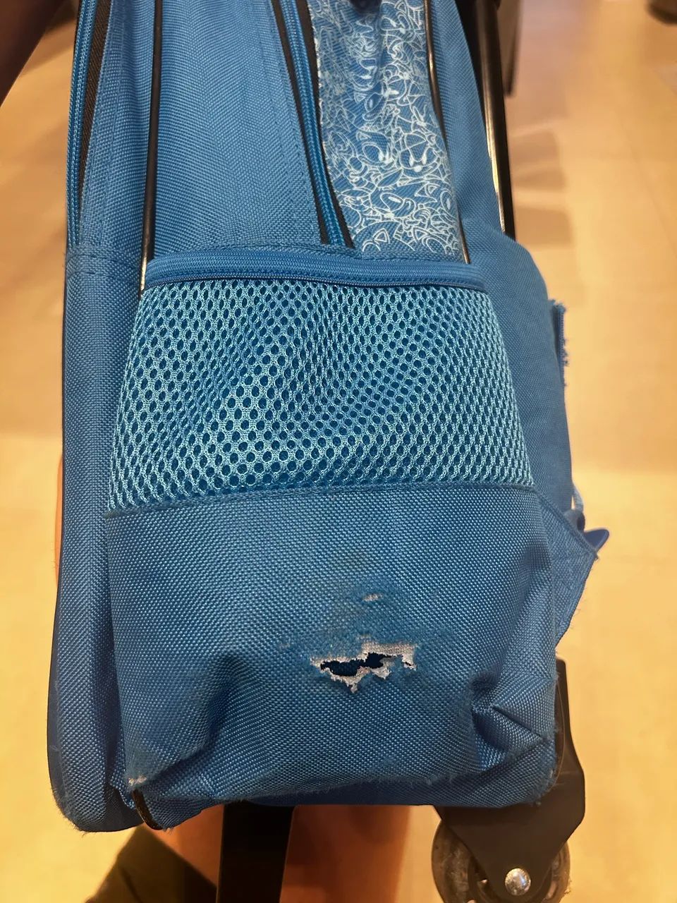 Mochila Infantil com Rodinhas e Lancheira Térmica do Sonic - Foto 4