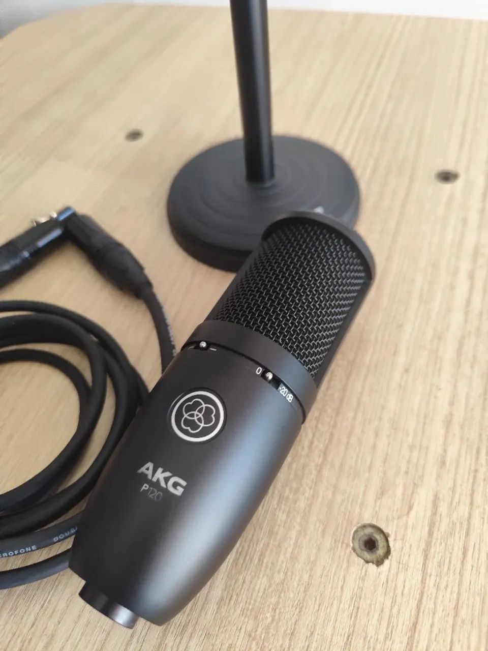 Microfone AKG P 120 com cabo e pedestal 