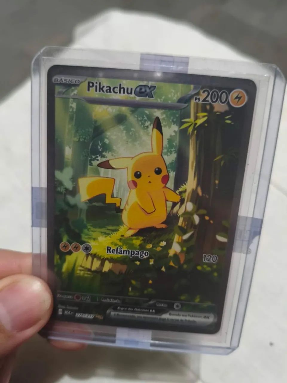 Pikachu na floresta