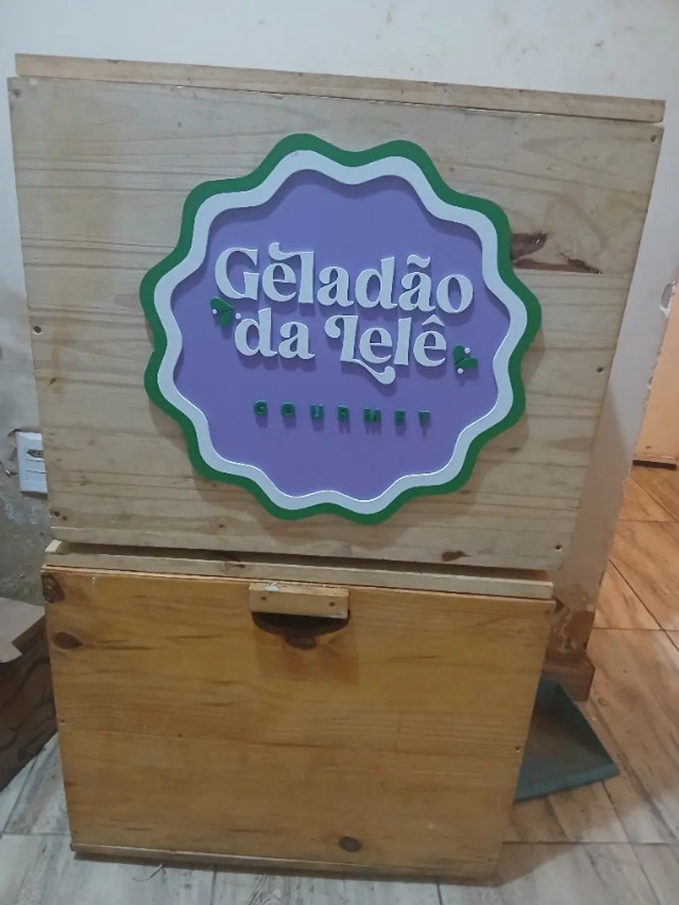 Caixa de madeira com suporte65204501919618121