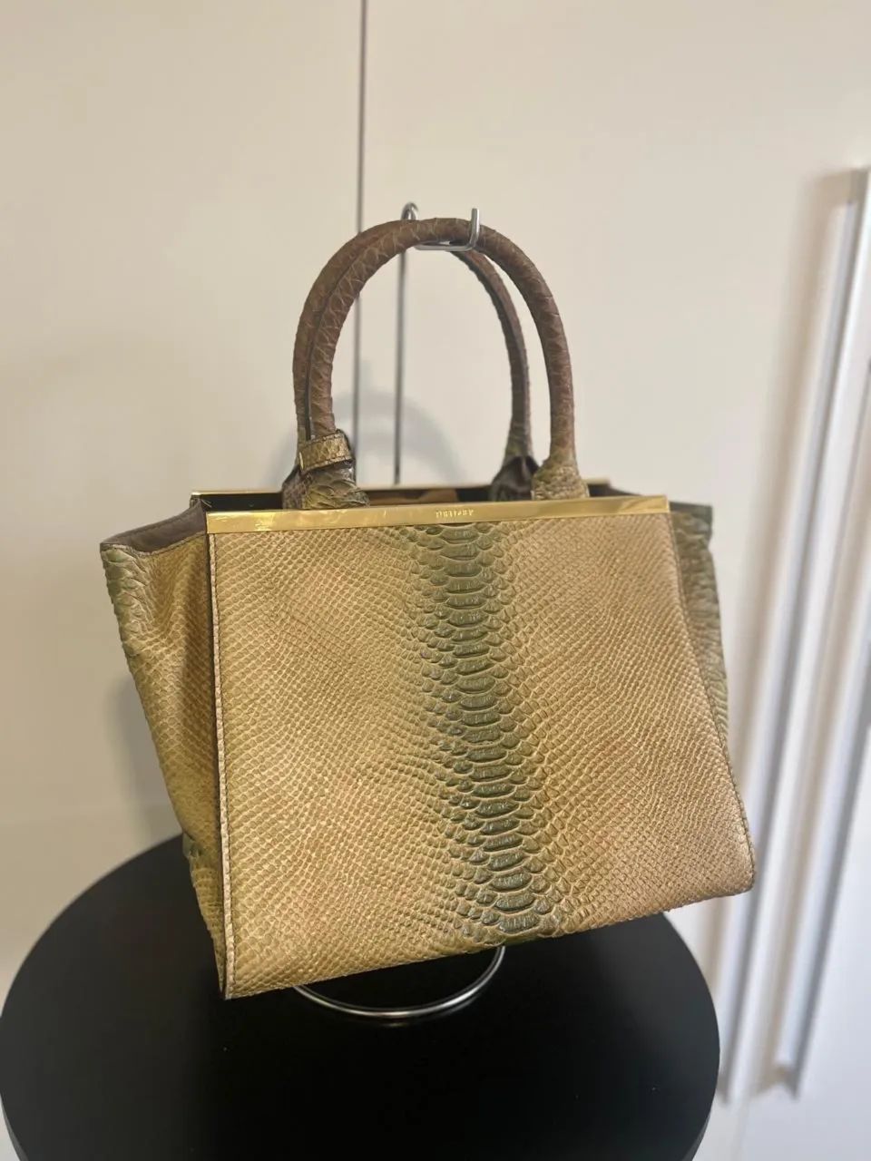 Bolsa Tufi Duek Original em Couro legítimo, acabamento Python- Excelente Estado - Foto 3