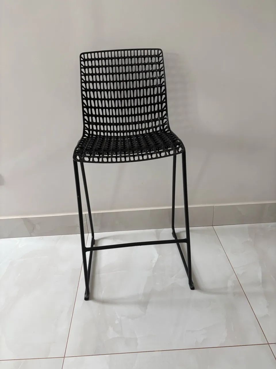 Banquetas altas na cor preta super confortáveis 