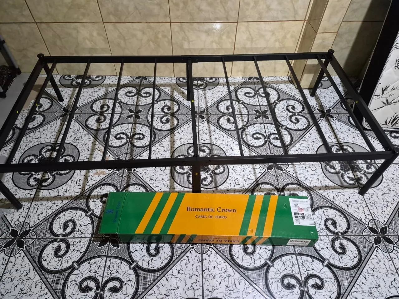 Cama de ferro Romantic Crown com colchão D33 de solteiro/ 30 dias de uso