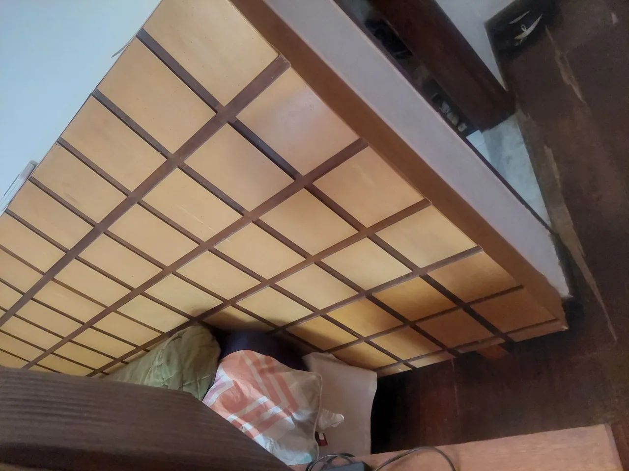 Vendo cabiceira  de cama   em madeira  mede 2.80 de comprimento  - Foto 4