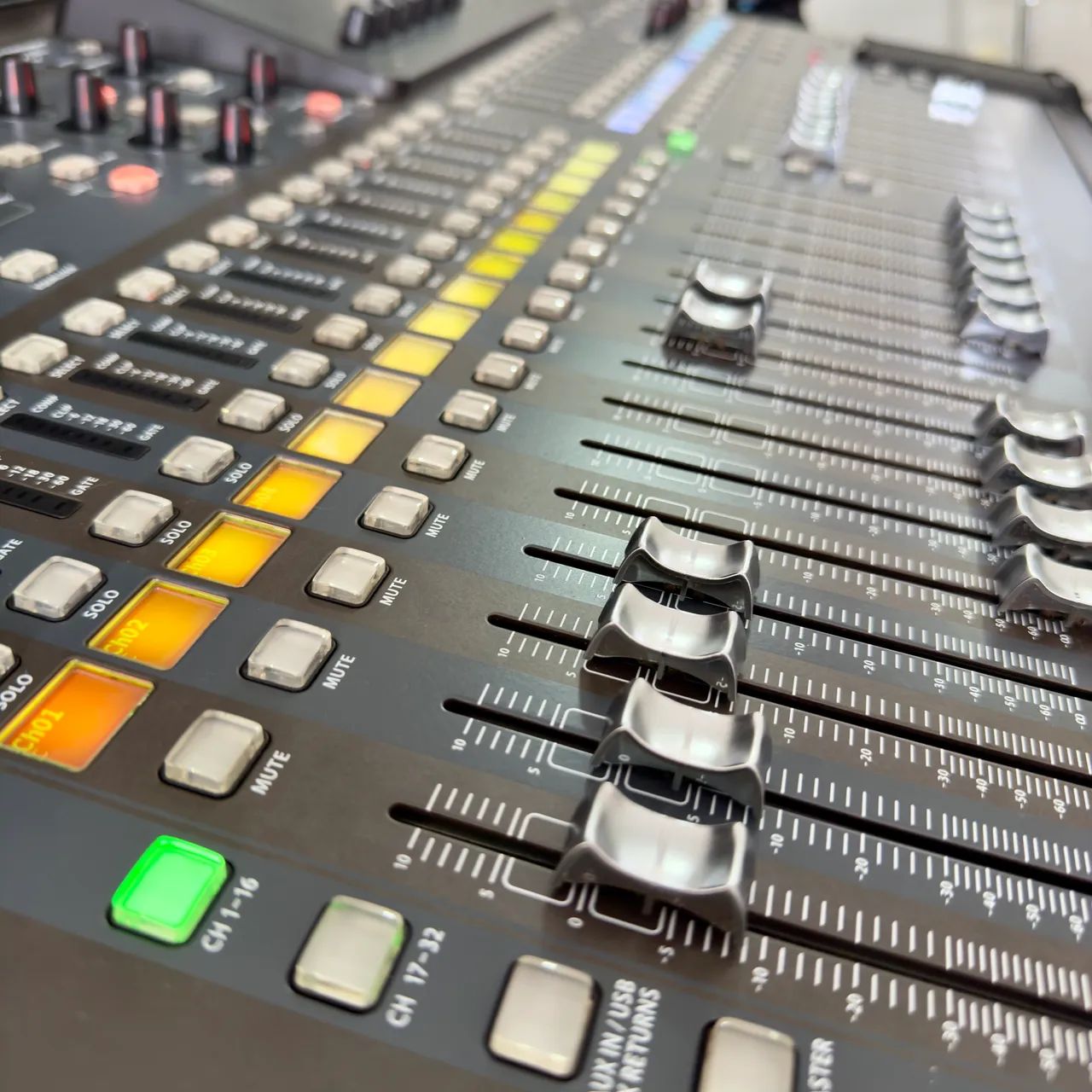 Mesa Digital Behringer X32 Full Pouquíssimo Uso em Casa - Foto 5