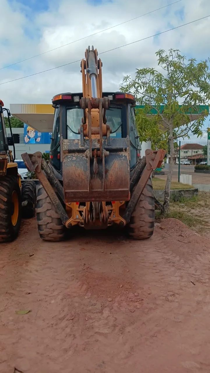 RETROESCAVADEIRA 