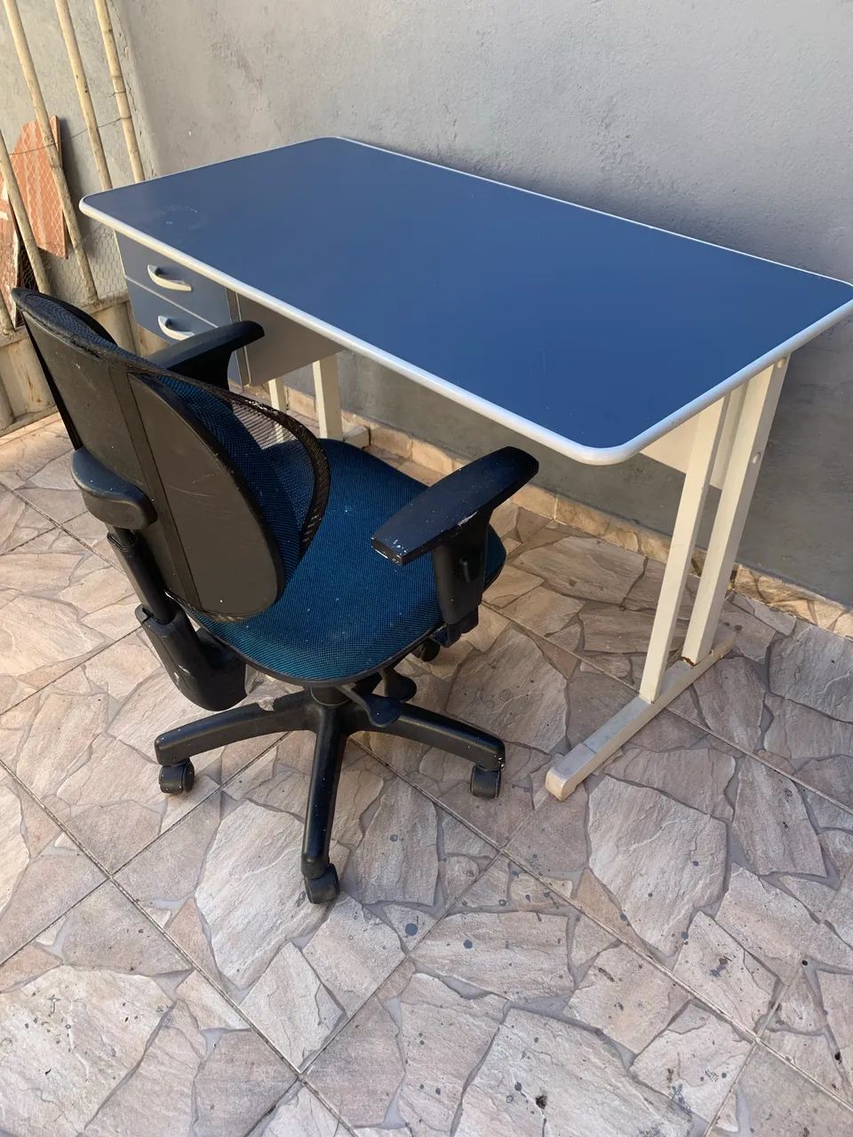 Mesa e cadeira pra escritório 