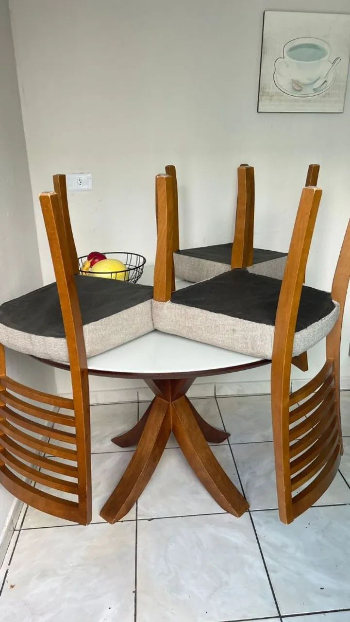 Vende-se Jogo de jantar mesa redonda ( com cadeiras ).e aparador. 