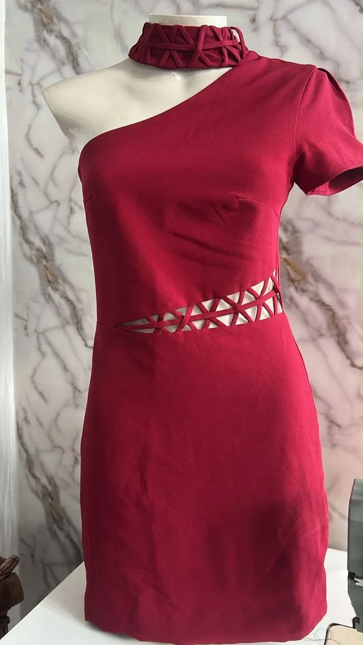 Este é um vestido vinho de um ombro só M