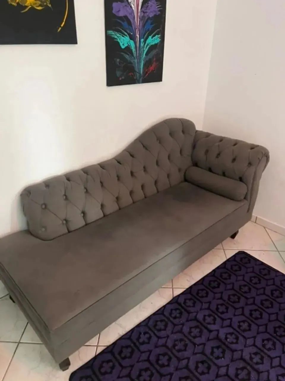 Divã Cinza em Suede com Encosto Capitonê e Almofada Rolo - Foto 4