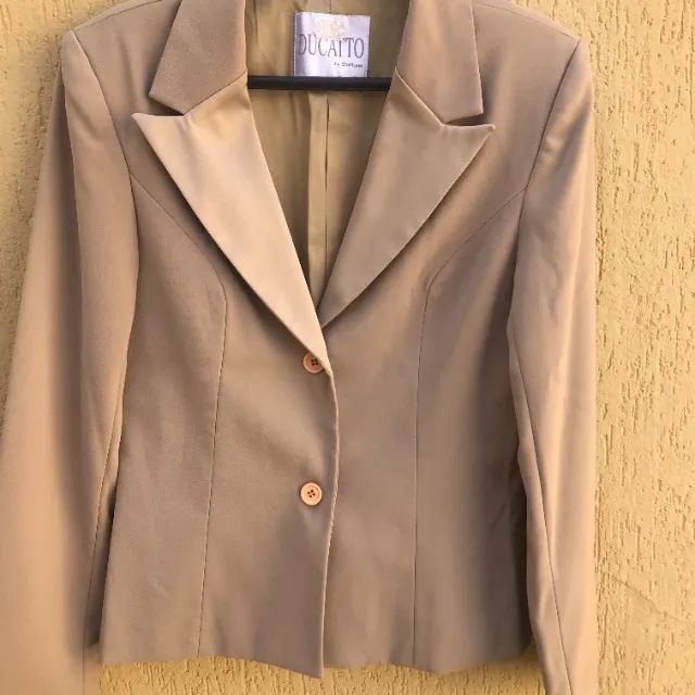 Blazer Clássico Off White Com Ombreiras Da Marca Ducatto - Foto 2