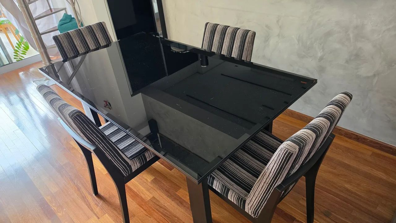 Mesa com vidro preto e 6 cadeiras