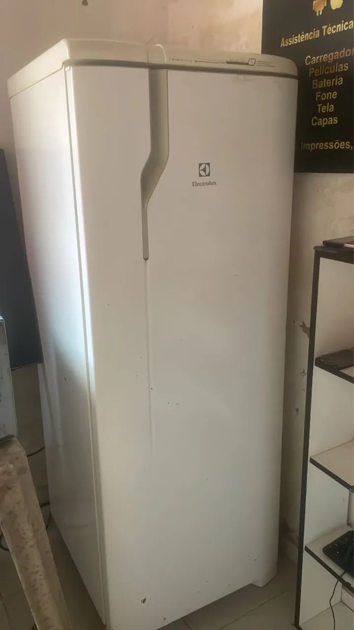 Vendo Geladeira Electrolux bem conservada! Motivo de venda, ganhei uma maior!  - Foto 4
