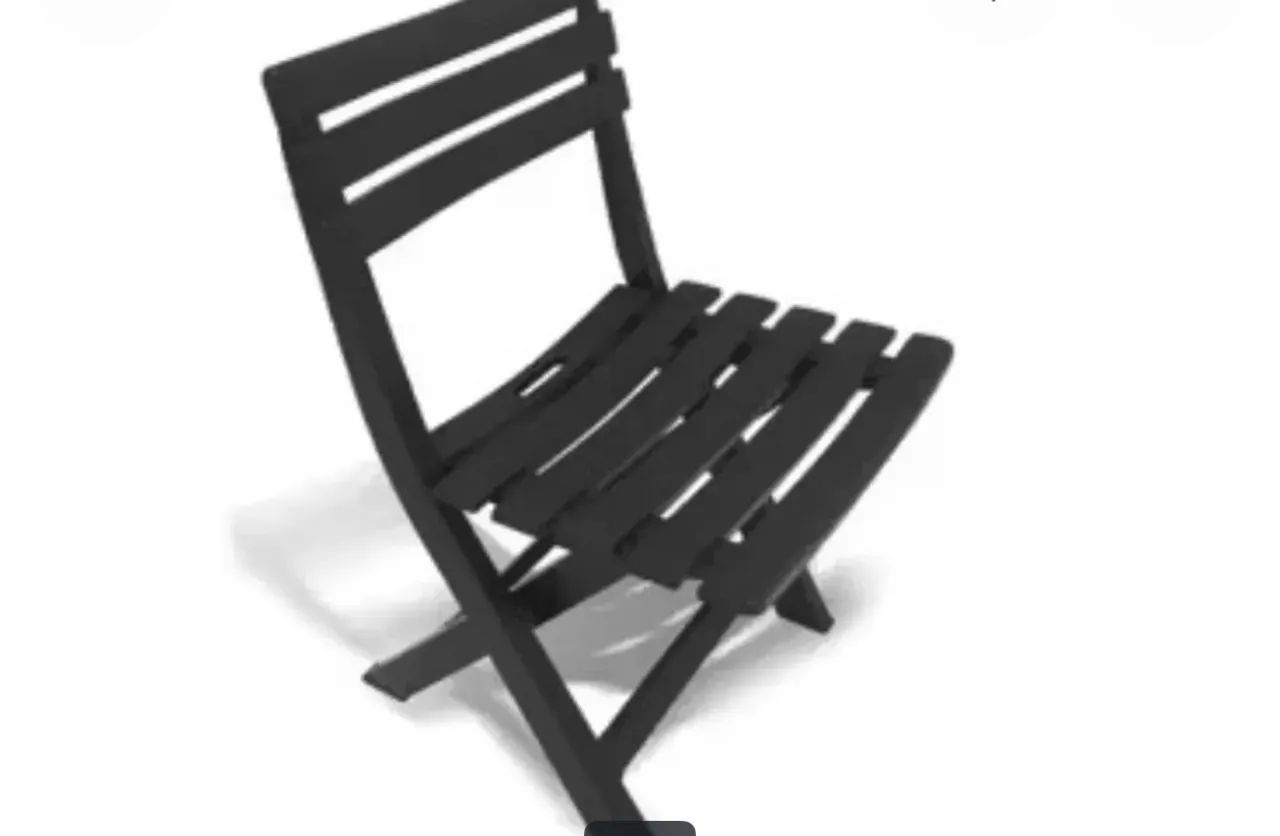 Mesa quadrada com 4 cadeiras de plástico 