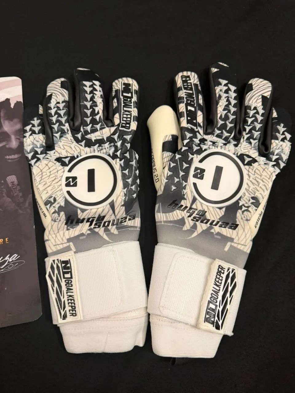 Luva Goleiro Hugo Souza.