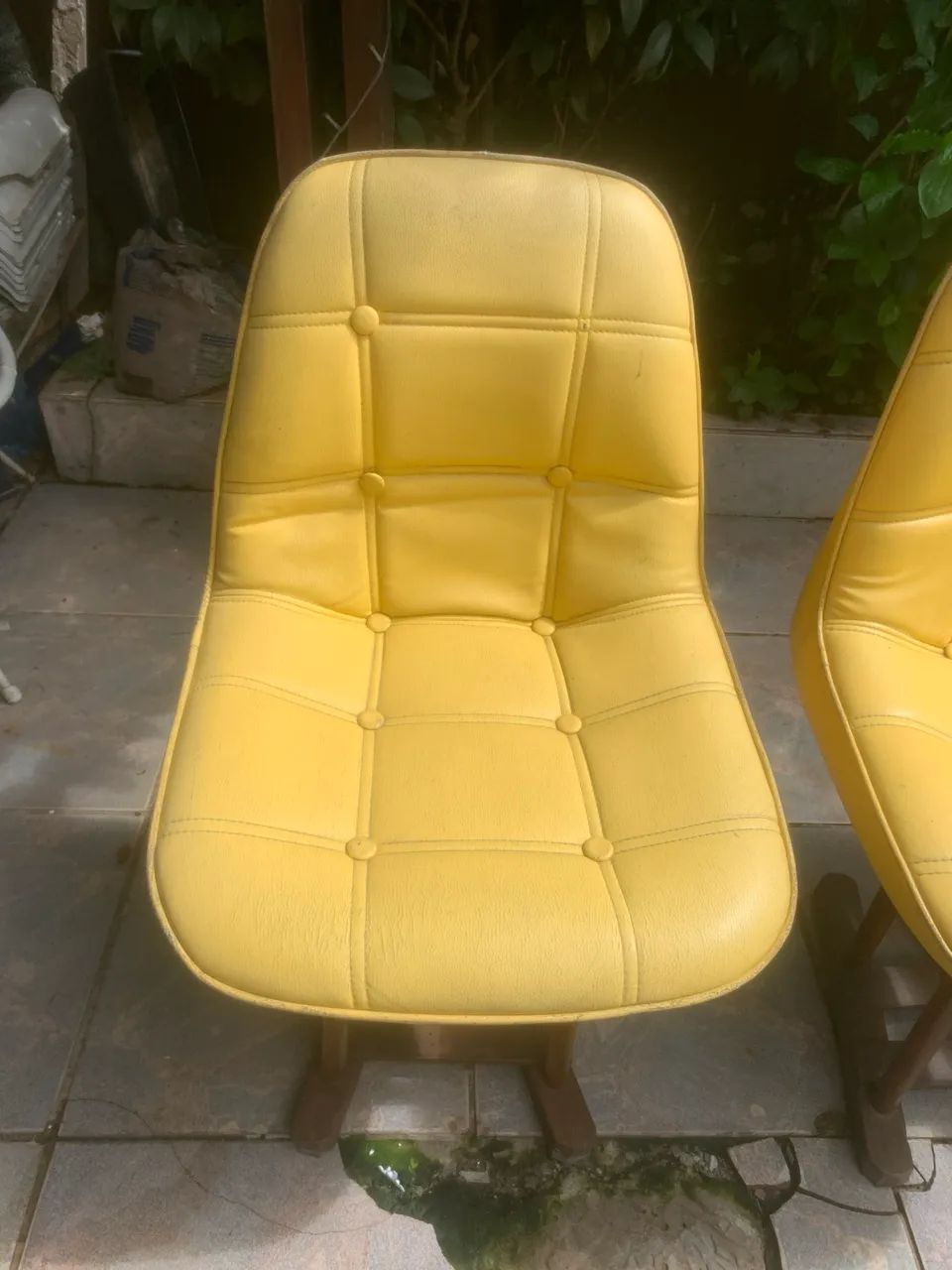 4 cadeiras estofado amarelo base de madeira
