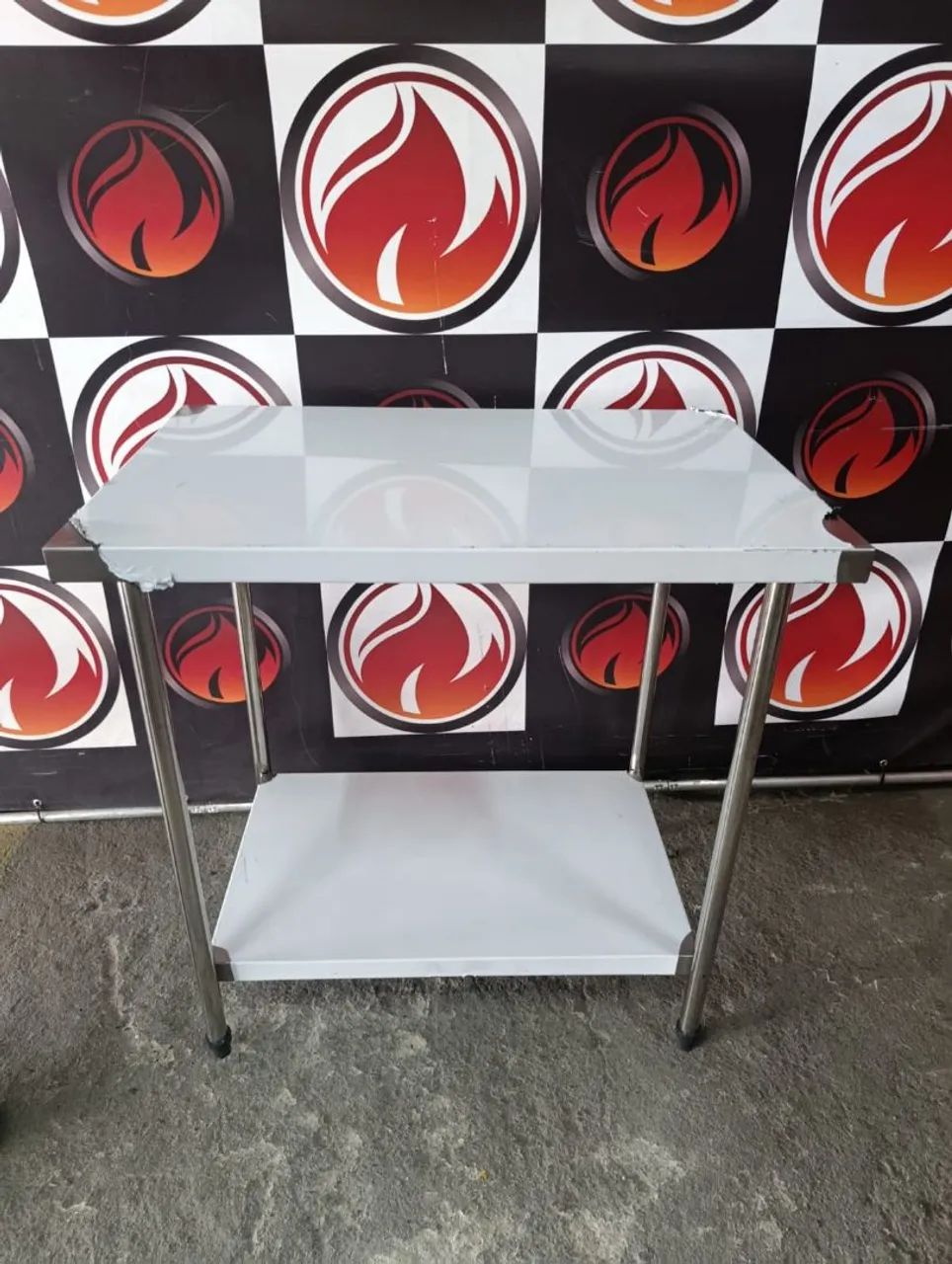 Mesa lisa com prateleira inferior nova sem uso  - Foto 4