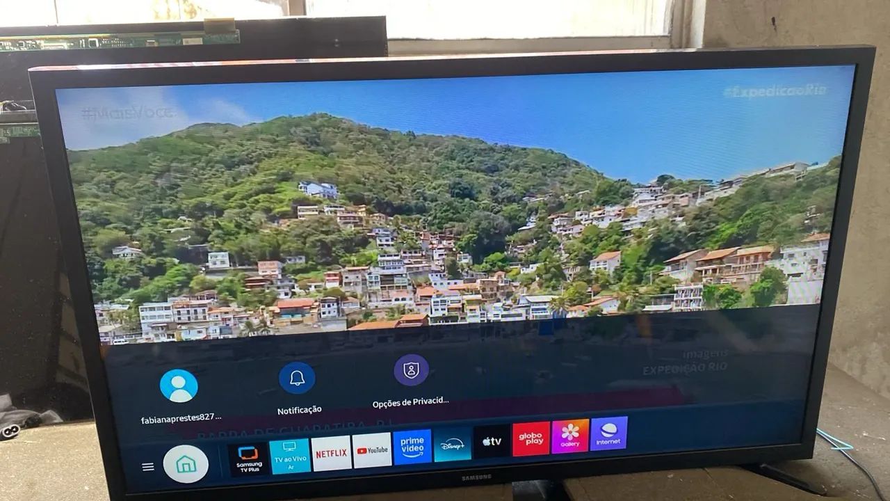 Vende-se uma TV Samsung 32 polegadas smart tudo funcionando perfeitamente pegue controle