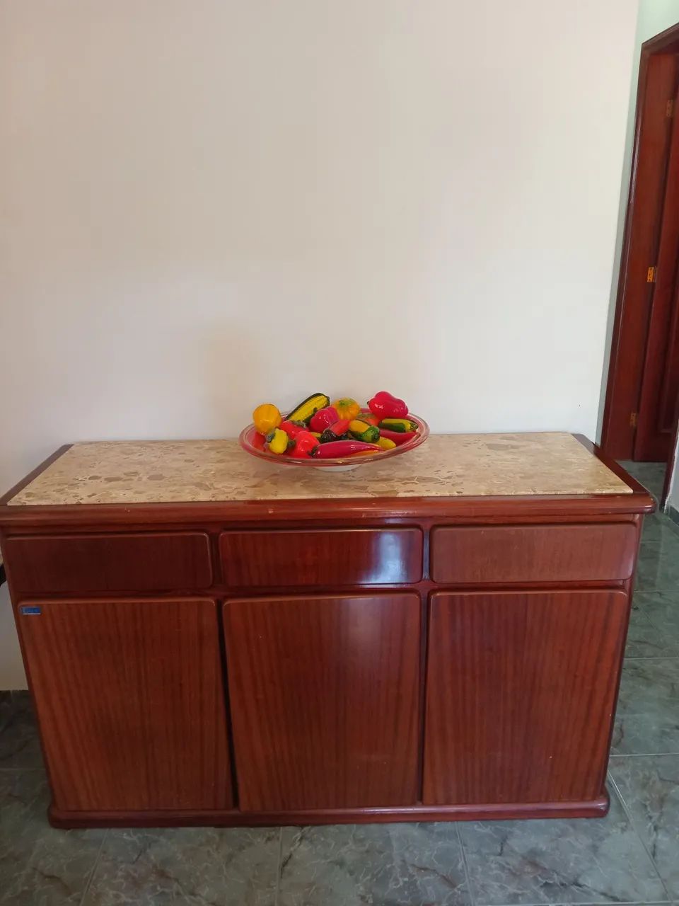 Buffet de madeira e mármore 