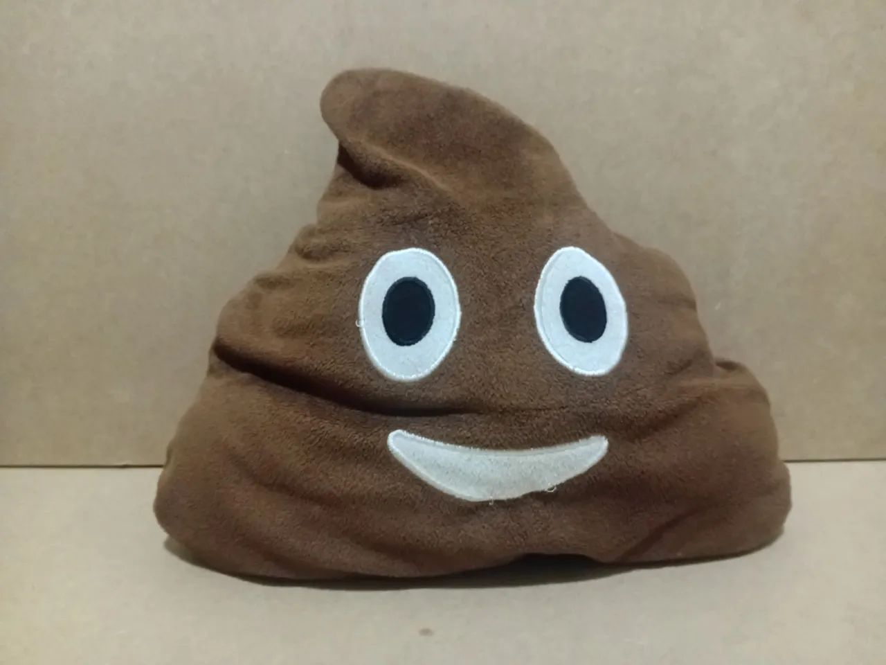 Pelúcia emoji cocô 