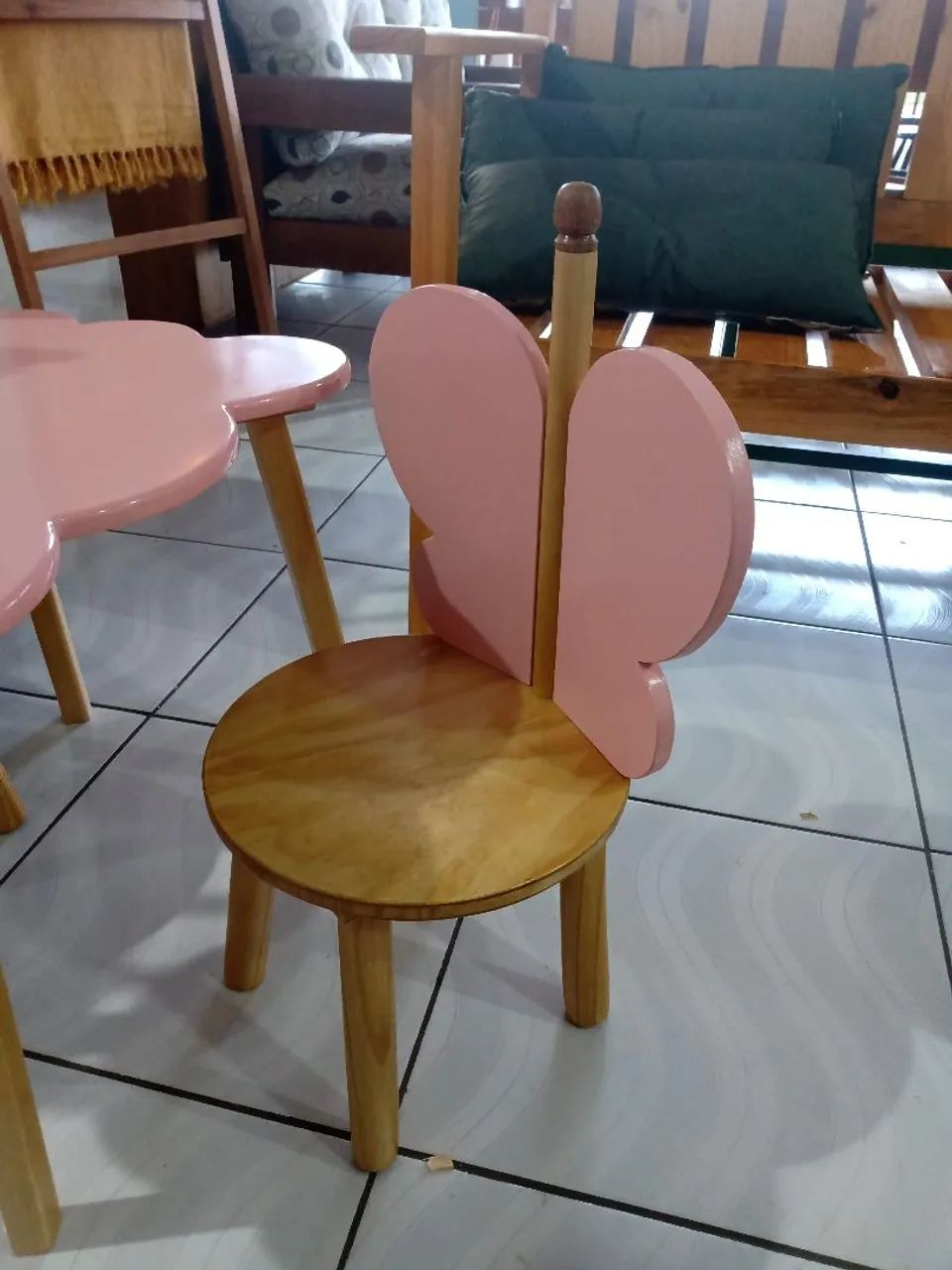 Mesa infantil nuvem com 2 cadeiras borboleta  - Foto 3