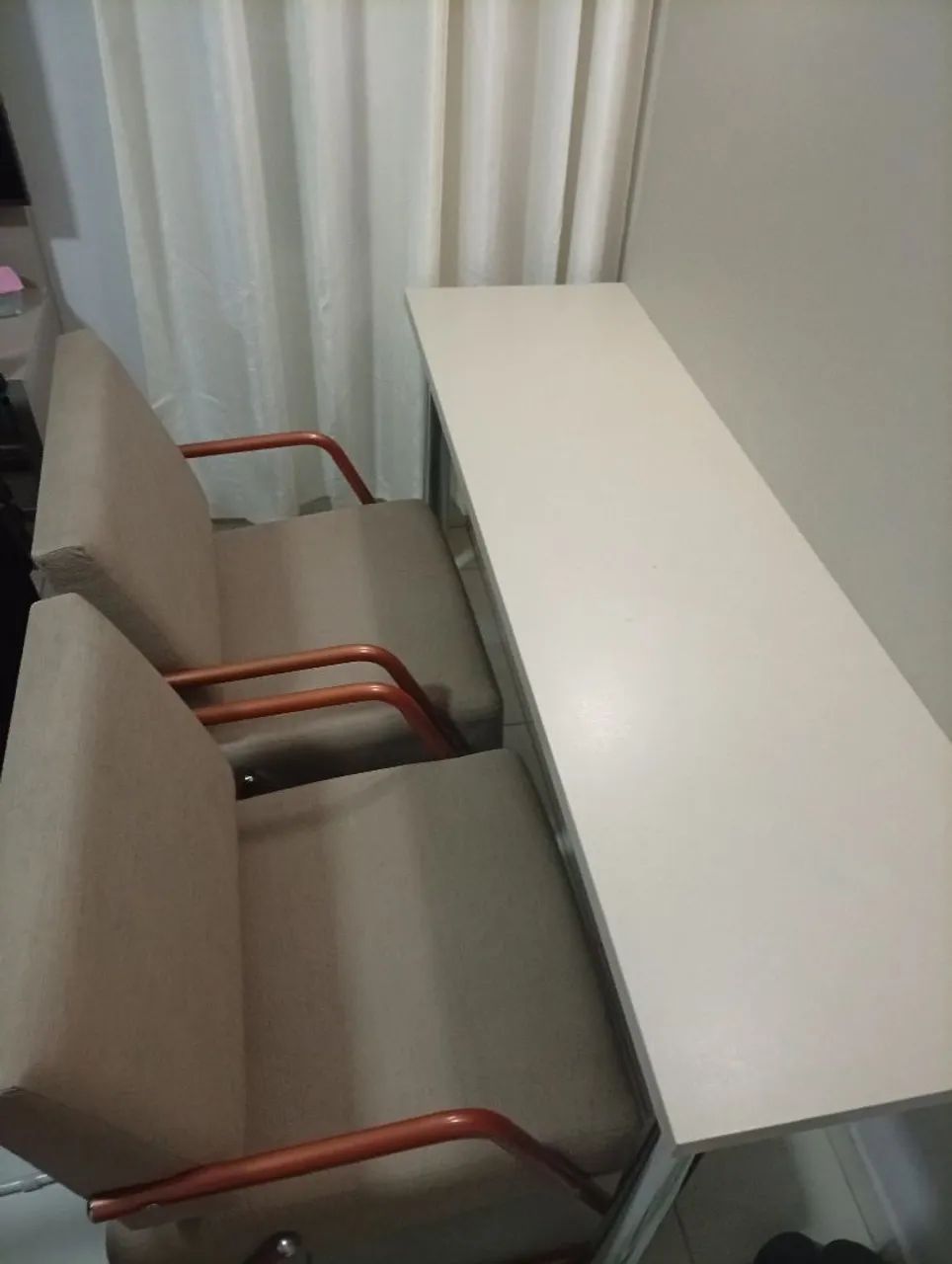 Vende painel com mesa conjugada com duas poltronas em excelente estado,