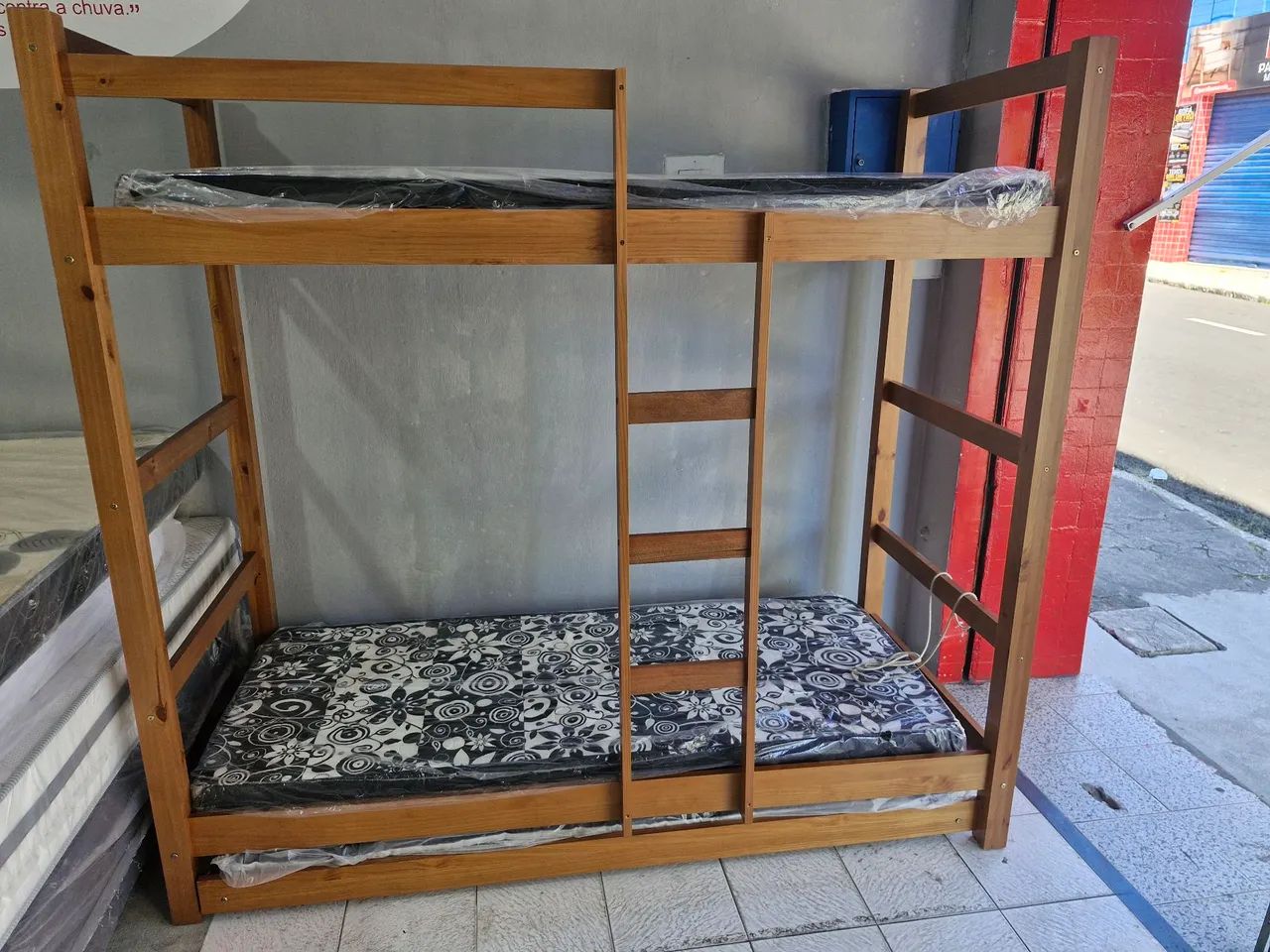 Cama beliche com auxiliar em.baixo  falar watts * 