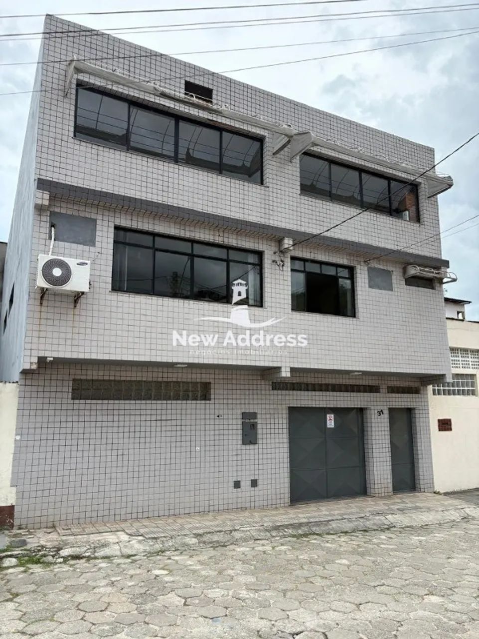 Invista em um imóvel com múltiplas possibilidades: prédio com 3 pavimentos e grande potenc