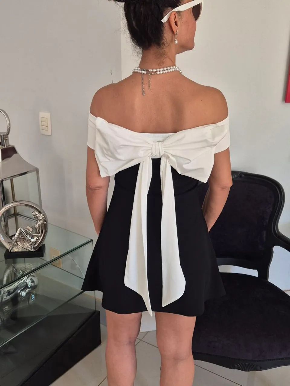 Vestido curto preto com branco  e laço grande  - Foto 5