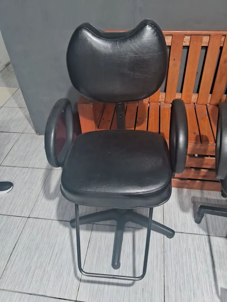 Vende-se duas cadeiras para barbearia ou salão  - Foto 3