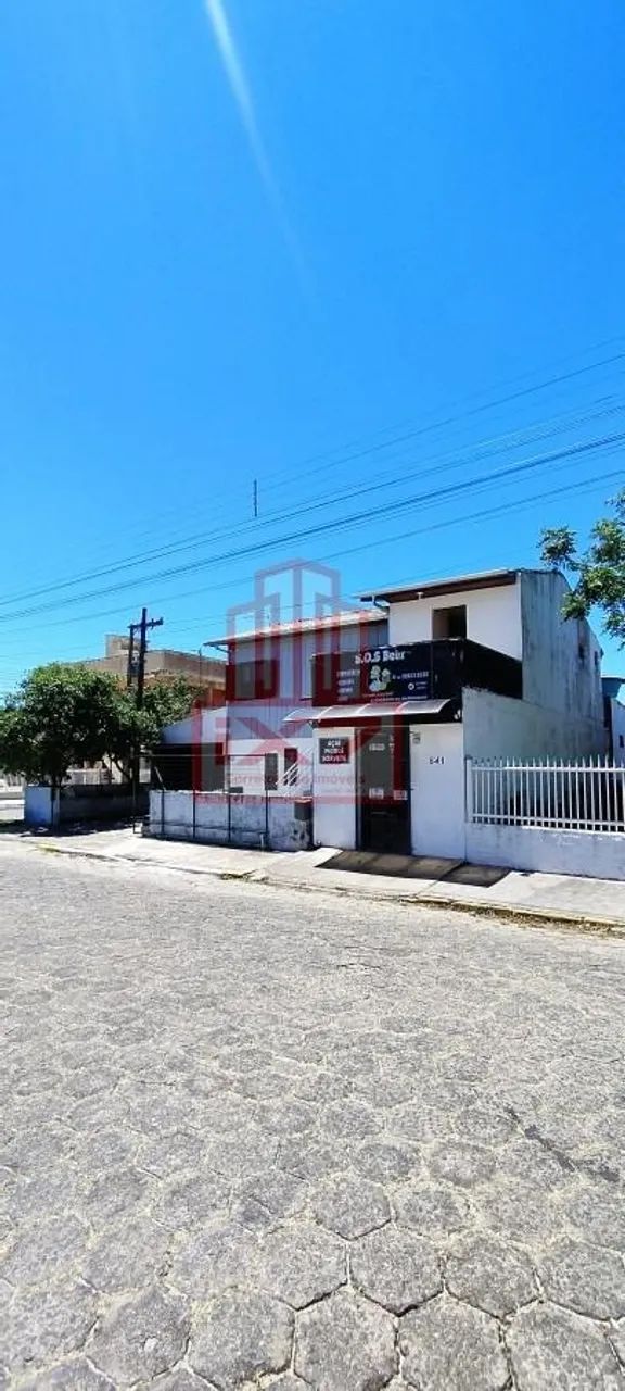 Casa e comércio na Praia