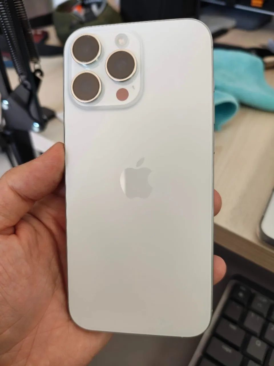 iPhone 16 Pro Max Branco 97% de bateria IMPECÁVEL  - Foto 2